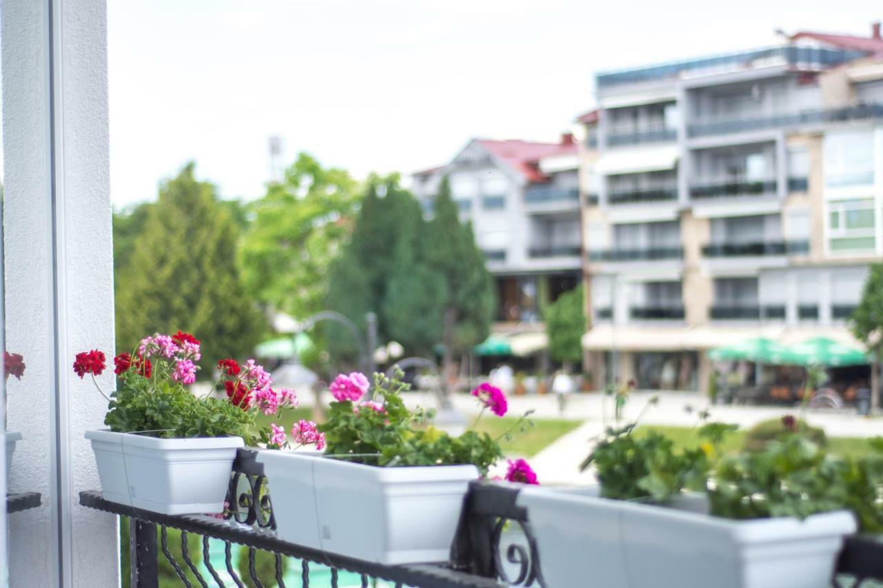 Seasons Hotel ستروغا المظهر الخارجي الصورة