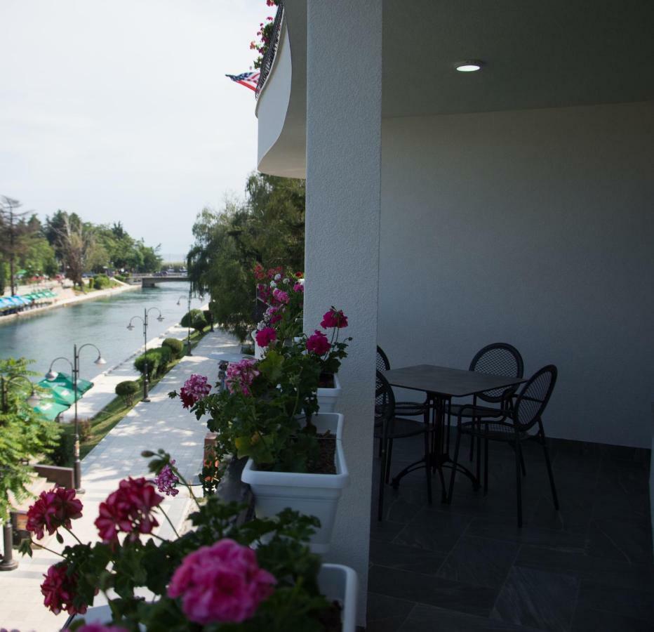 Seasons Hotel ستروغا المظهر الخارجي الصورة