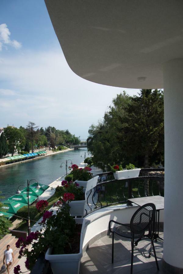 Seasons Hotel ستروغا المظهر الخارجي الصورة