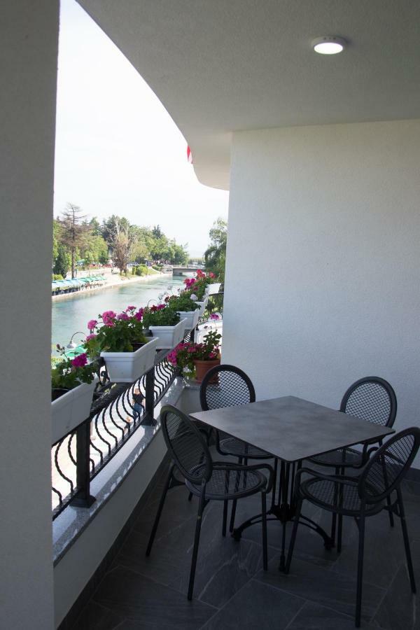 Seasons Hotel ستروغا المظهر الخارجي الصورة